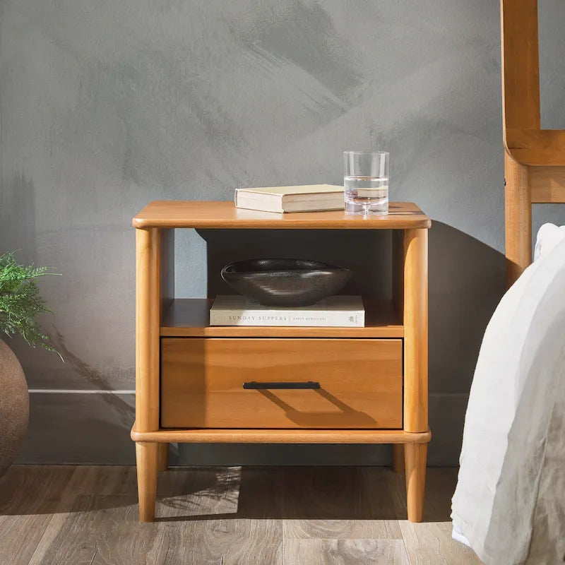 Nachttisch aus Massivholz im modernen Mid-Century-Stil mit gedrechselten Beinen