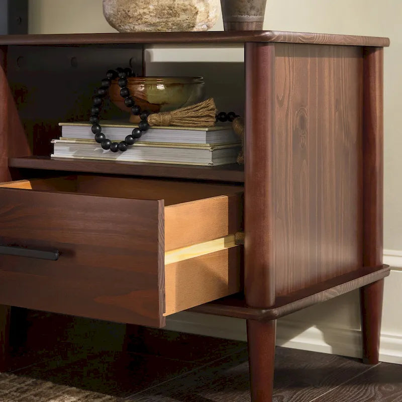 Nachttisch aus Massivholz im modernen Mid-Century-Stil mit gedrechselten Beinen