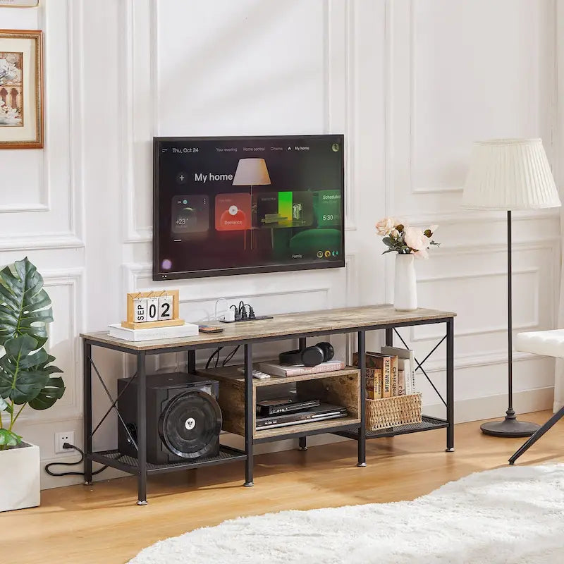 Meuble TV en bois avec station de recharge, étagères de rangement et armoire multimédia