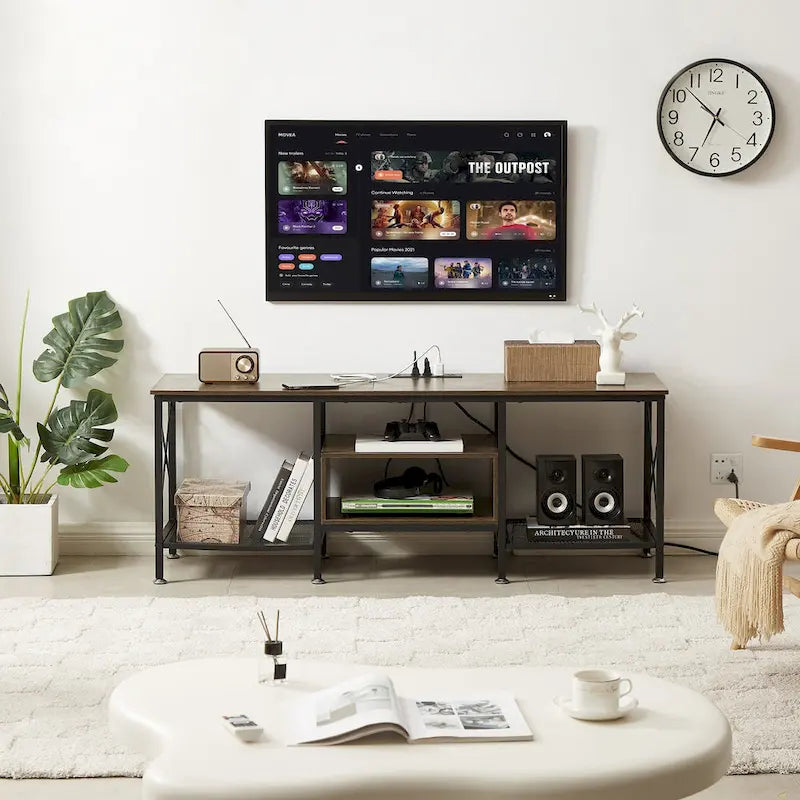 Meuble TV en bois avec station de recharge, étagères de rangement et armoire multimédia