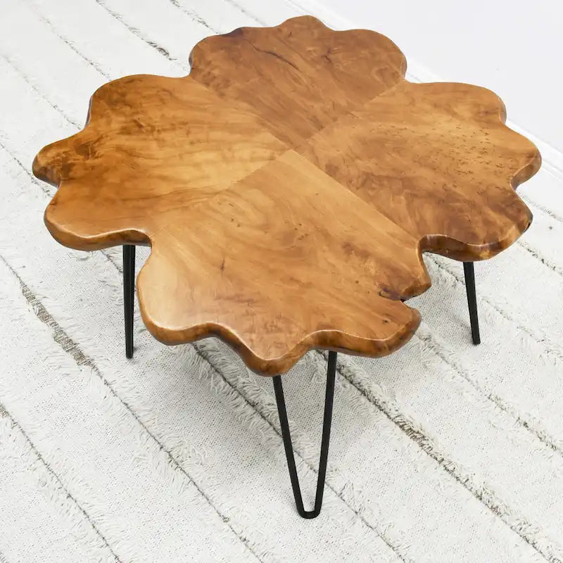 Mesa de centro de madera con borde natural, tablero de 4 paneles y patas de horquilla