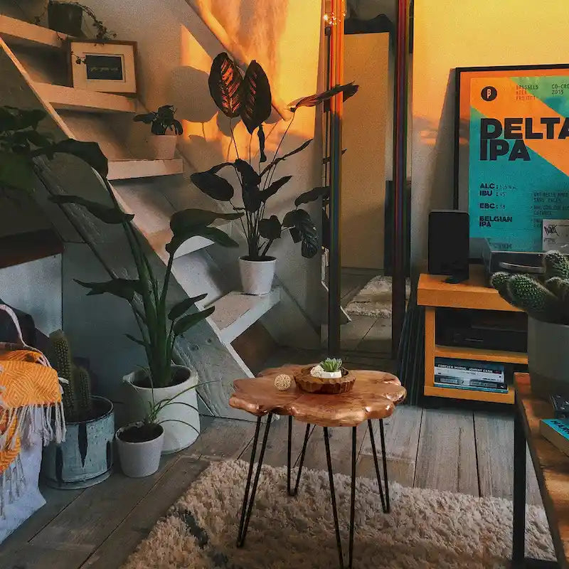 Table basse en bois à bords naturels, plateau composé de 4 panneaux et pieds en épingle à cheveux
