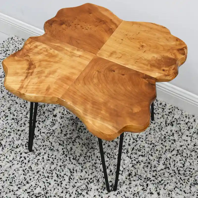Table basse en bois à bords naturels, plateau composé de 4 panneaux et pieds en épingle à cheveux