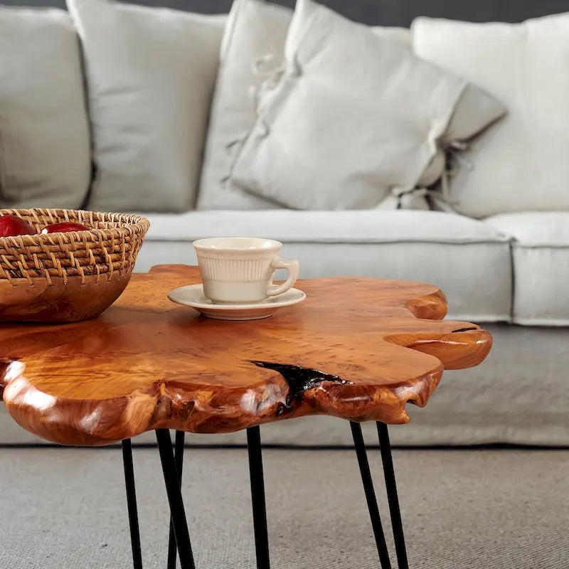 Table basse en bois à bords naturels, plateau composé de 4 panneaux et pieds en épingle à cheveux