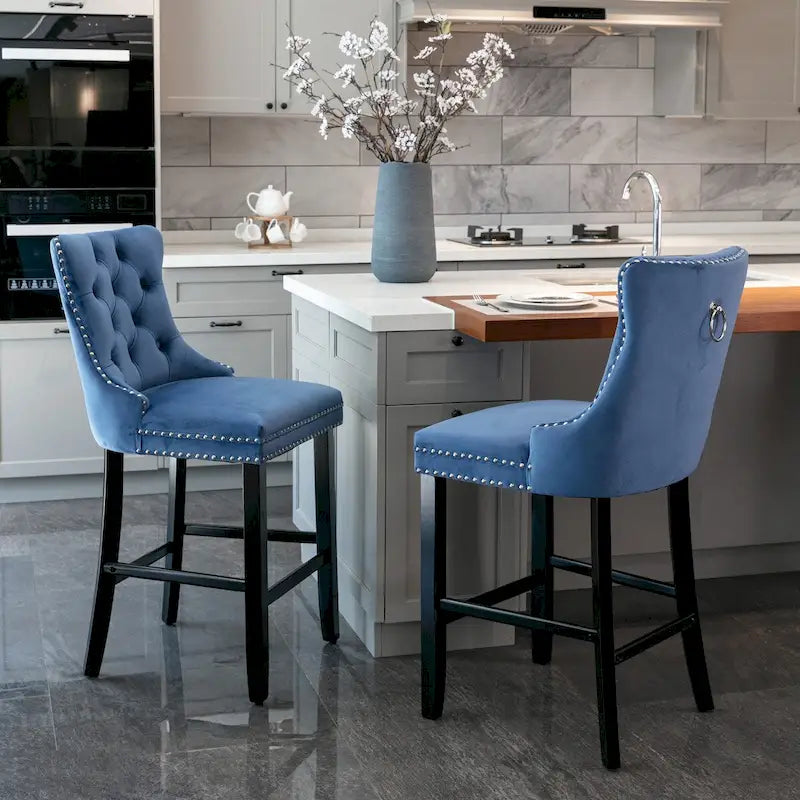 Tabourets de bar rembourrés en velours avec décoration capitonnée à boutons, pieds en bois, garniture de clous chromés, style décontracté