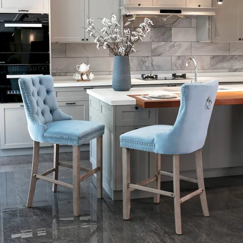 Tabourets de bar rembourrés en velours avec décoration capitonnée à boutons, pieds en bois, garniture de clous chromés, style décontracté