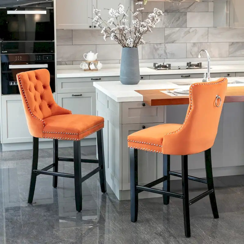 Tabourets de bar rembourrés en velours avec décoration capitonnée à boutons, pieds en bois, garniture de clous chromés, style décontracté