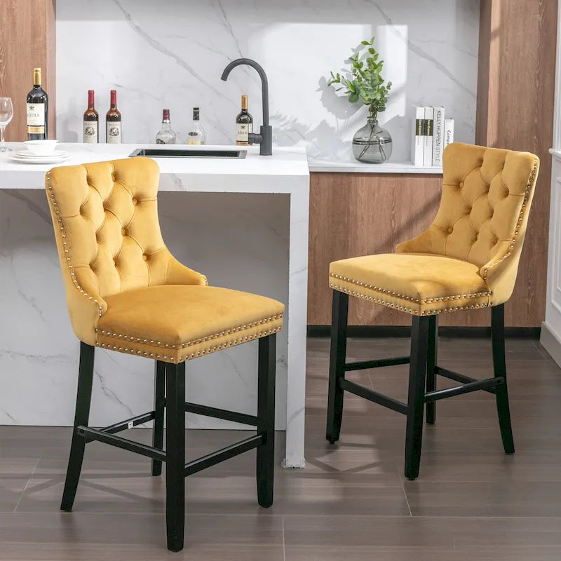 Tabourets de bar rembourrés en velours avec décoration capitonnée à boutons, pieds en bois, garniture de clous chromés, style décontracté