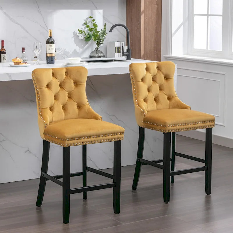 Tabourets de bar rembourrés en velours avec décoration capitonnée à boutons, pieds en bois, garniture de clous chromés, style décontracté
