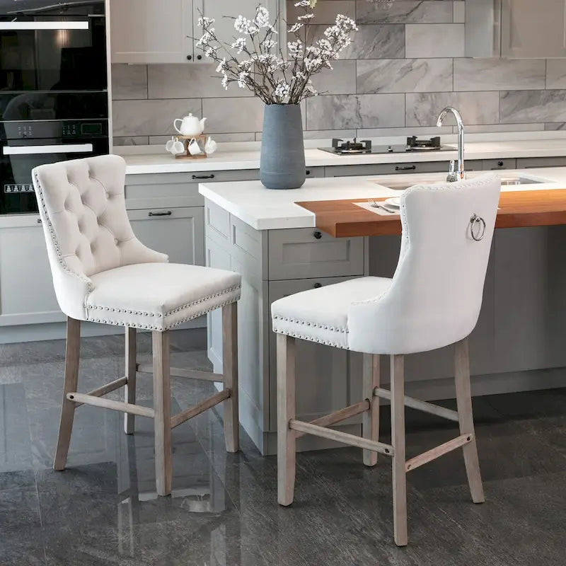 Tabourets de bar rembourrés en velours avec décoration capitonnée à boutons, pieds en bois, garniture de clous chromés, style décontracté