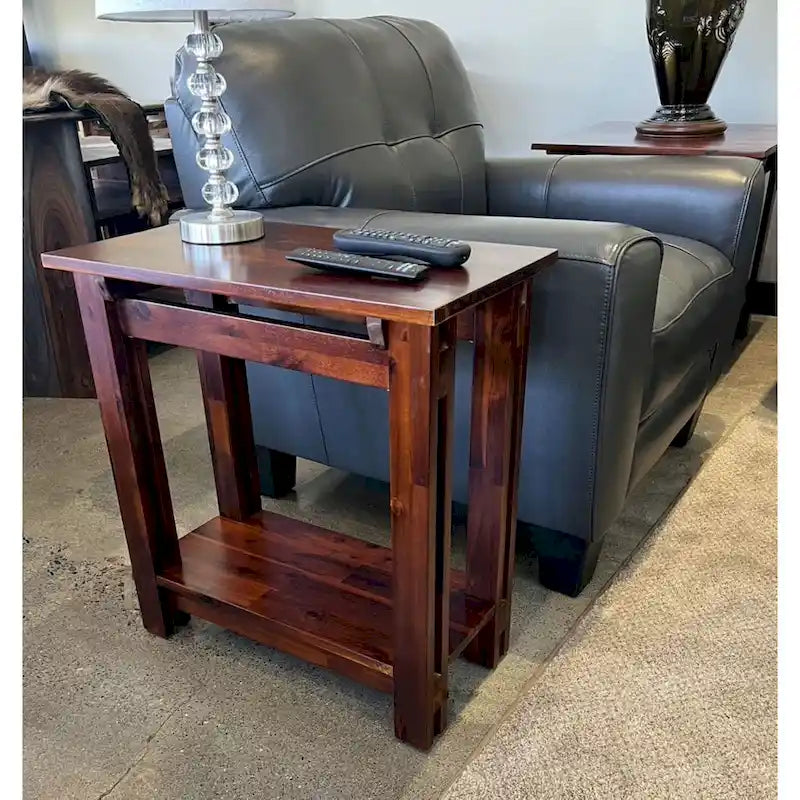 Table architecturale pour fauteuil inclinable en bois d’acacia avec étagère