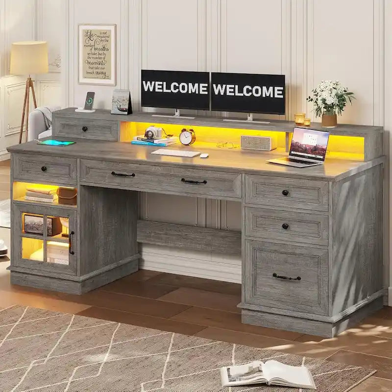 Chefschreibtisch mit Schubladen und Aktenschrank fürs Homeoffice